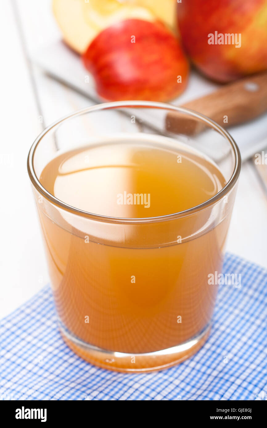 Bicchiere di succo di mela sul tovagliolo blu Foto Stock