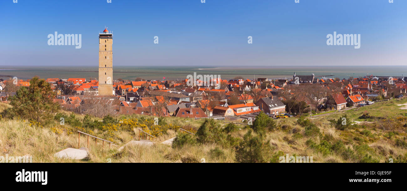 West-Terschelling villaggio con il Brandaris faro sull isola di Terschelling nei Paesi Bassi su una luminosa e soleggiata d Foto Stock