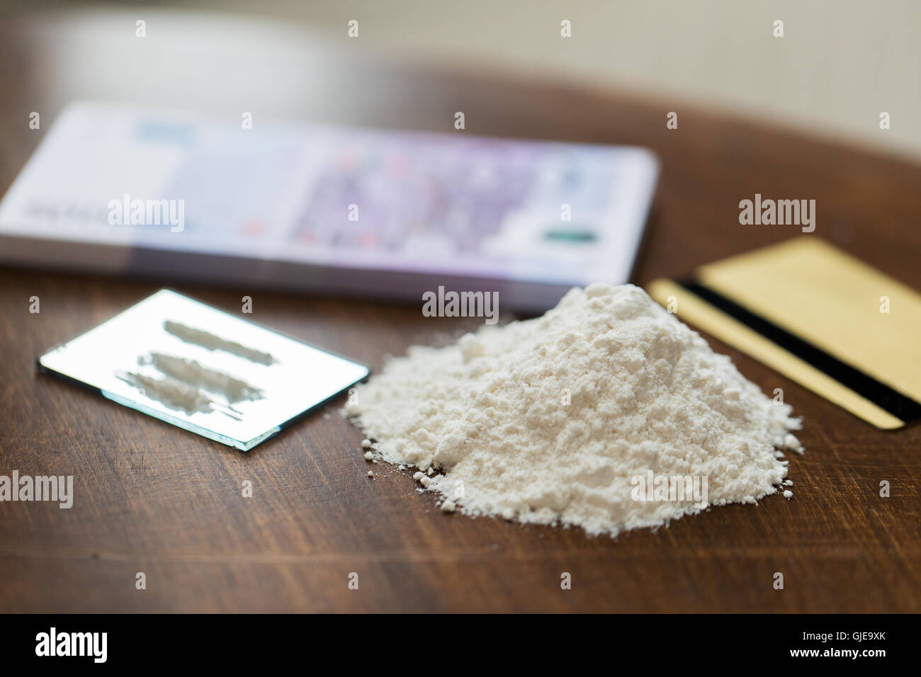 Close up di cocaina crack la dose del farmaco e denaro Foto Stock
