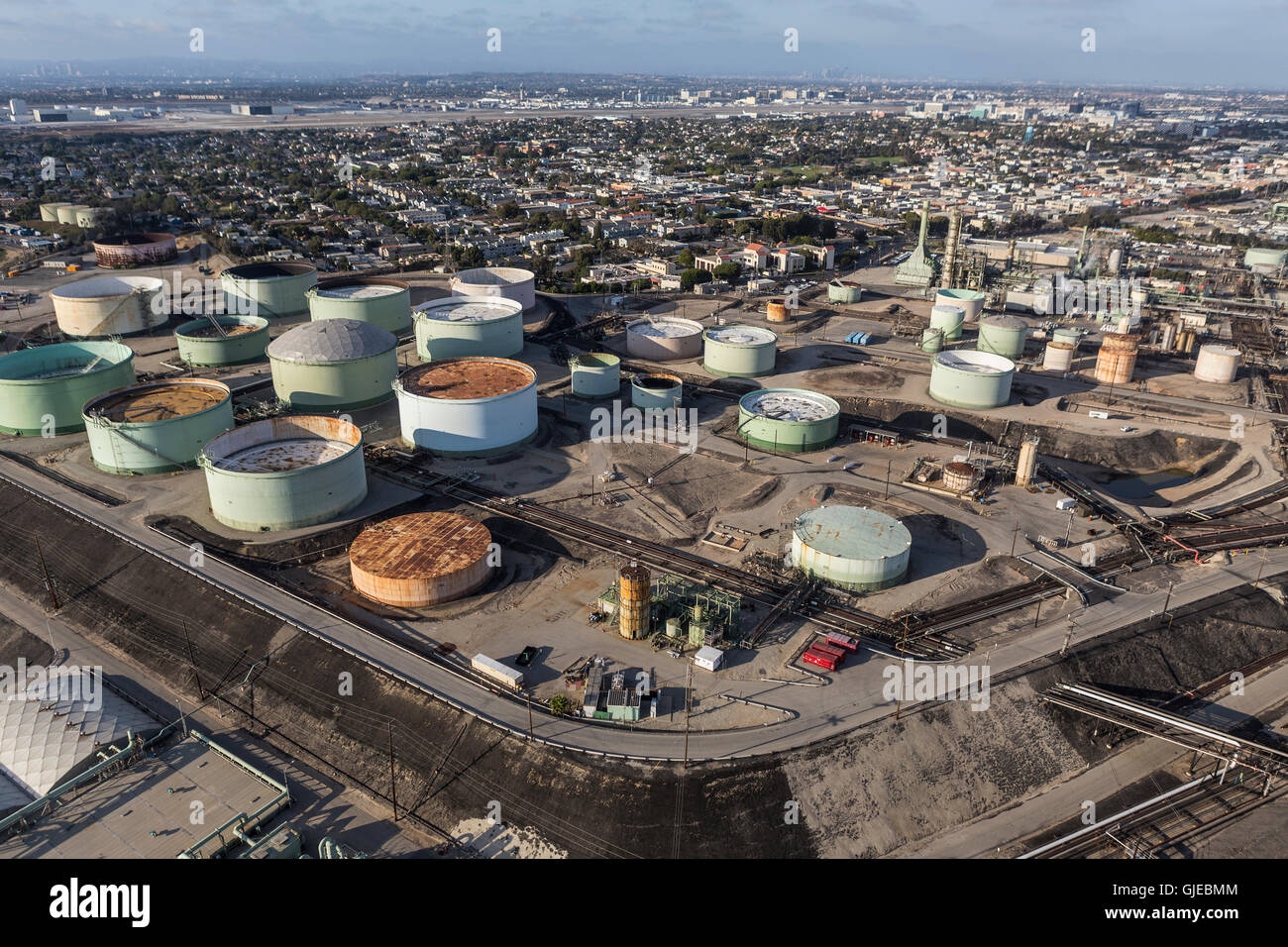 El Segundo, California, Stati Uniti d'America - 6 Agosto 2016: Pomeriggio Vista aerea della raffineria di petrolio che si affaccia su serbatoi di quartieri residenziali Foto Stock