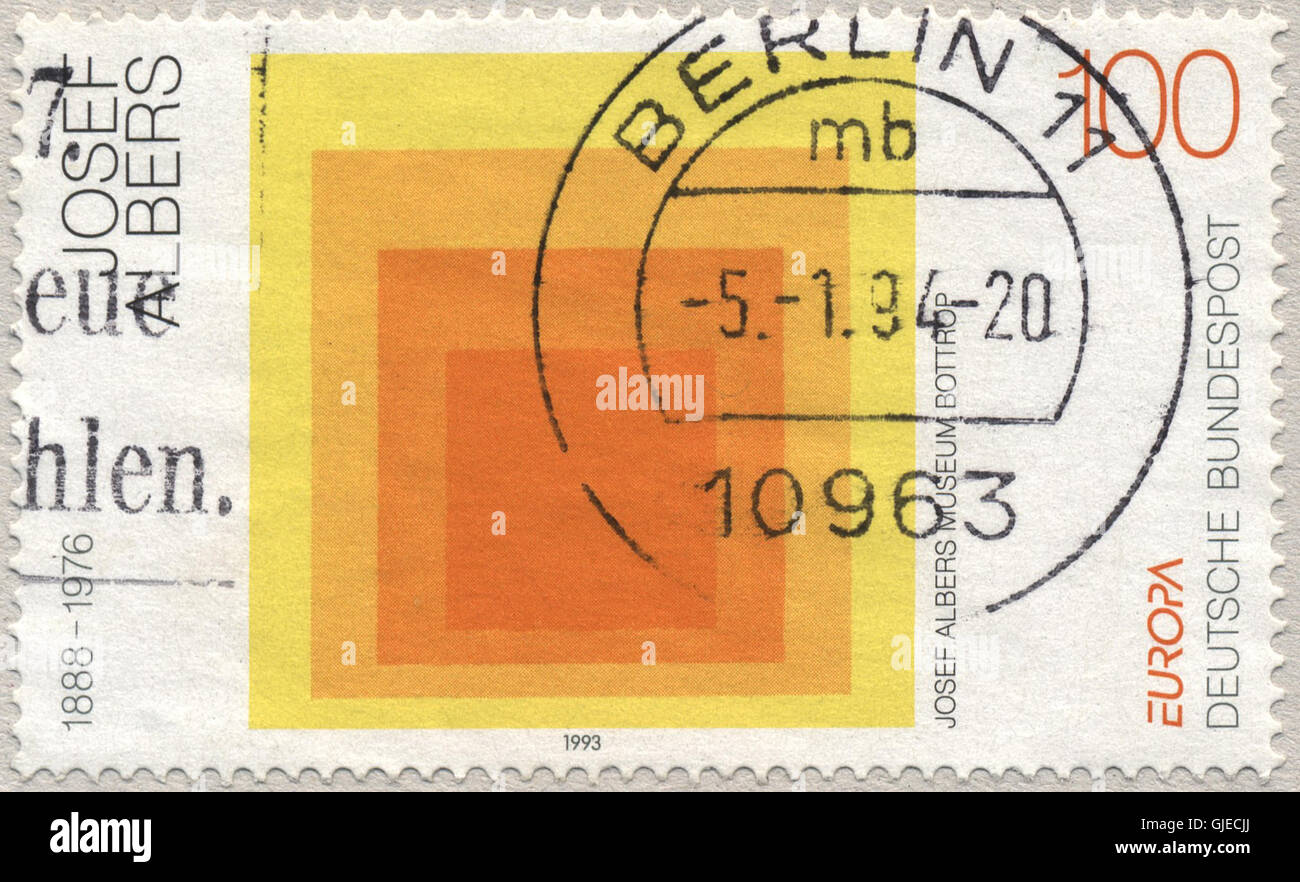 Questo francobollo commemora il lavoro di Josef Albers, un rinomato artista ed educatore noto per il suo lavoro nell'astrazione geometrica. Il francobollo mette in evidenza il suo contributo all'arte e al design moderni, riflettendo il suo ruolo influente nella cultura visiva del XX secolo. Foto Stock