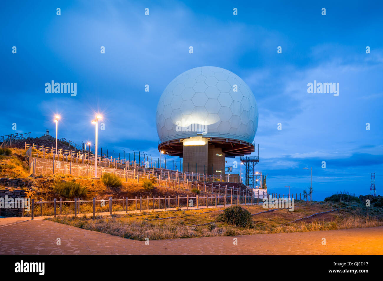 Vista notturna di radar a Pico do Arieiro, isola di Madeira. Foto Stock