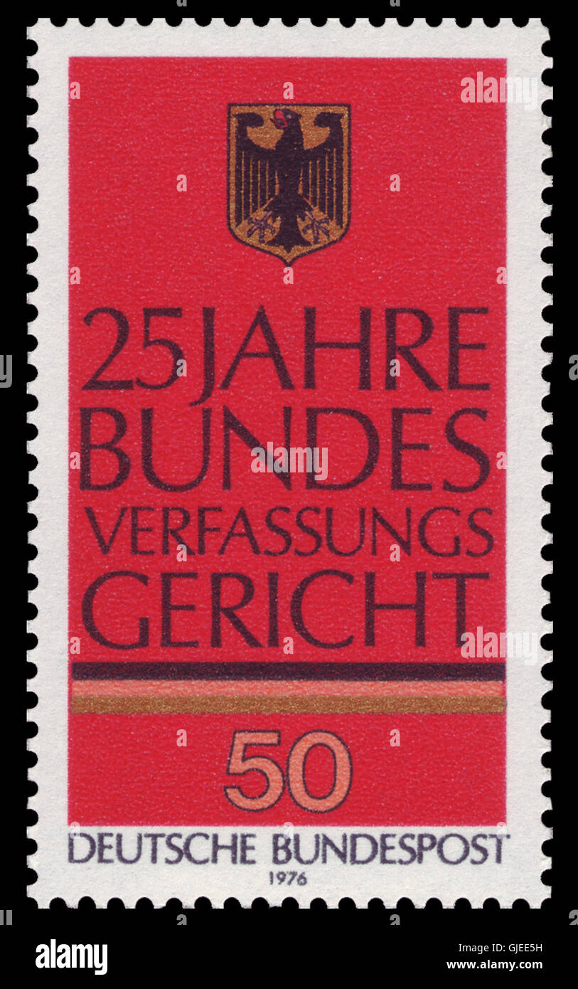 Il francobollo DBP 879 del 1976 commemora la Corte costituzionale federale tedesca (Bundesverfassungsgericht). Essa segna l'importanza di questa istituzione nel sostenere il quadro giuridico e costituzionale della Germania. Foto Stock