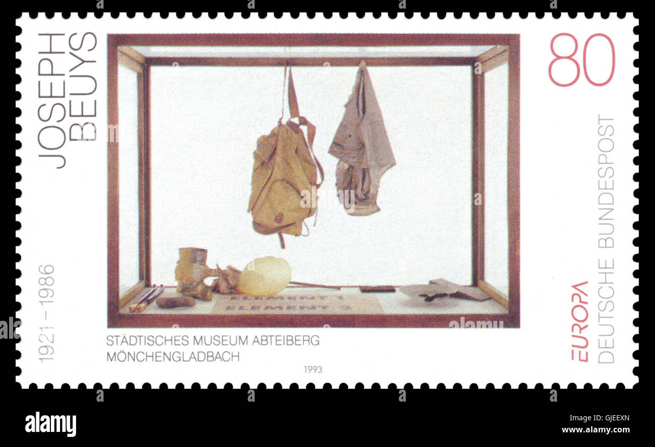 Il francobollo DBP 1993 1673 commemora l'artista Joseph Beuys, con la sua opera "Lagerplatz Vitrine". Questo francobollo riflette l'intersezione tra arte e politica in Germania durante la fine del XX secolo. Foto Stock