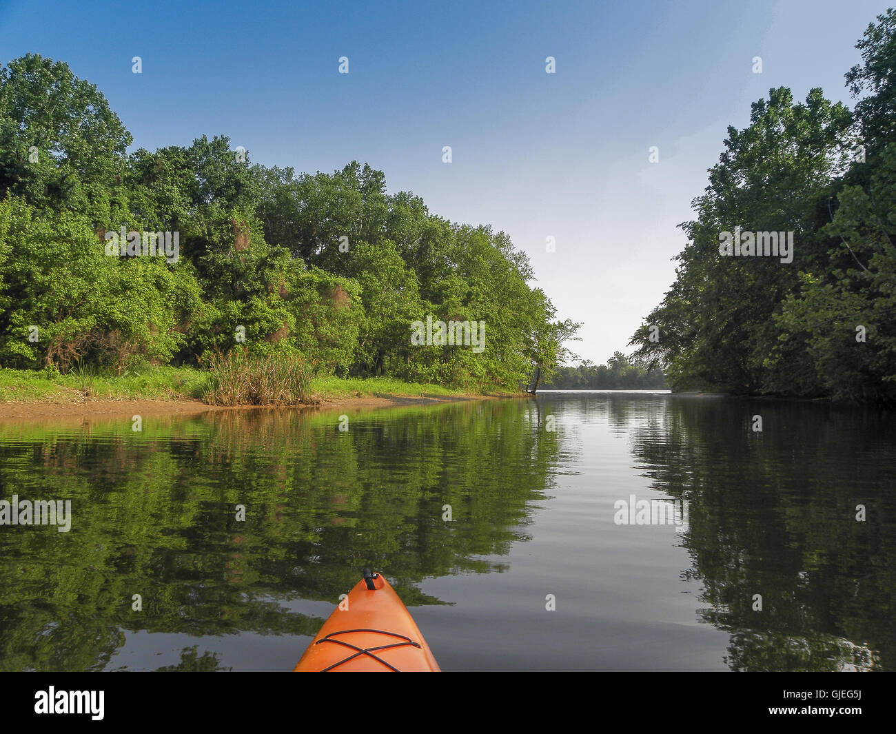 Un kayak nasi in un canale stretto Foto Stock