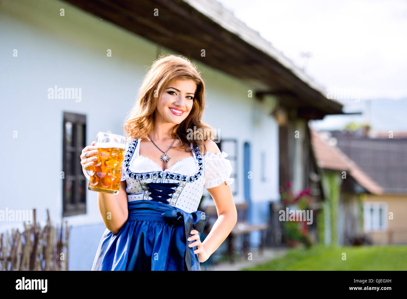 Vecchia donna bavarese in abito tradizionale Foto stock - Alamy