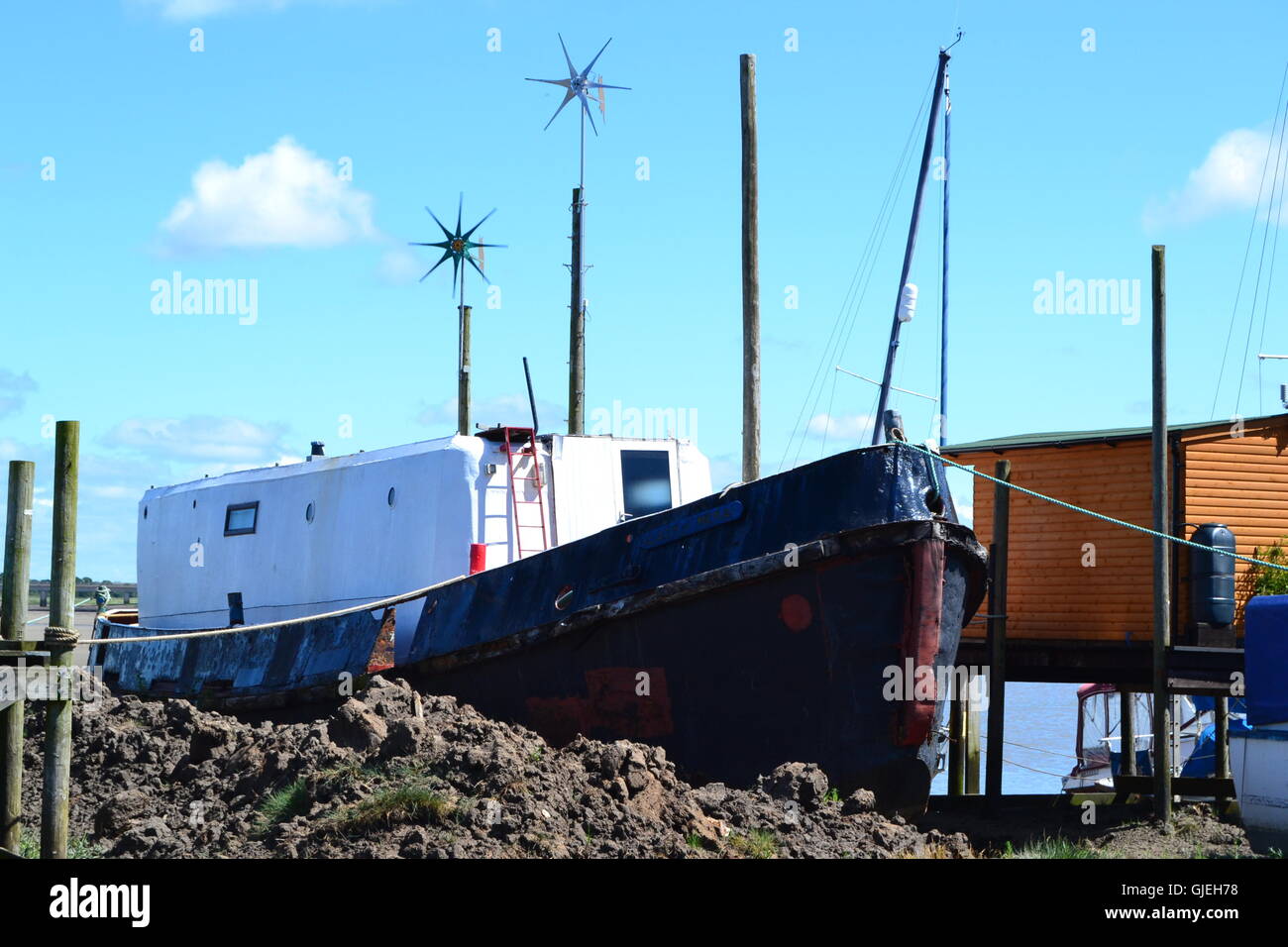 Scafo metallico barca a Skippool Creek, cimitero in barca da fiume Wyre, LANCASHIRE REGNO UNITO Foto Stock