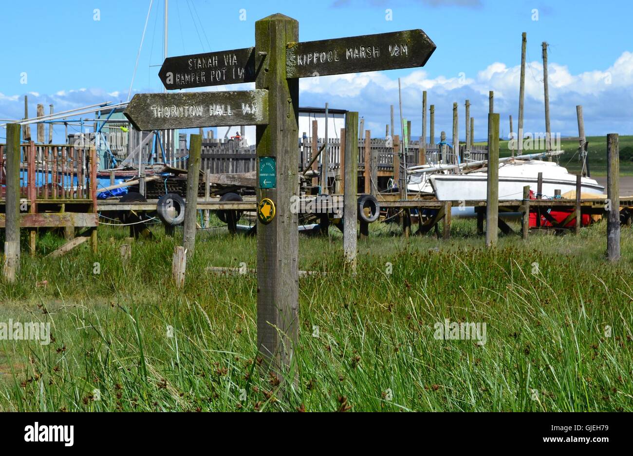 Direzionale di legno sentiero pubblico a Signpost Skippool Creek cantiere, LANCASHIRE REGNO UNITO Foto Stock