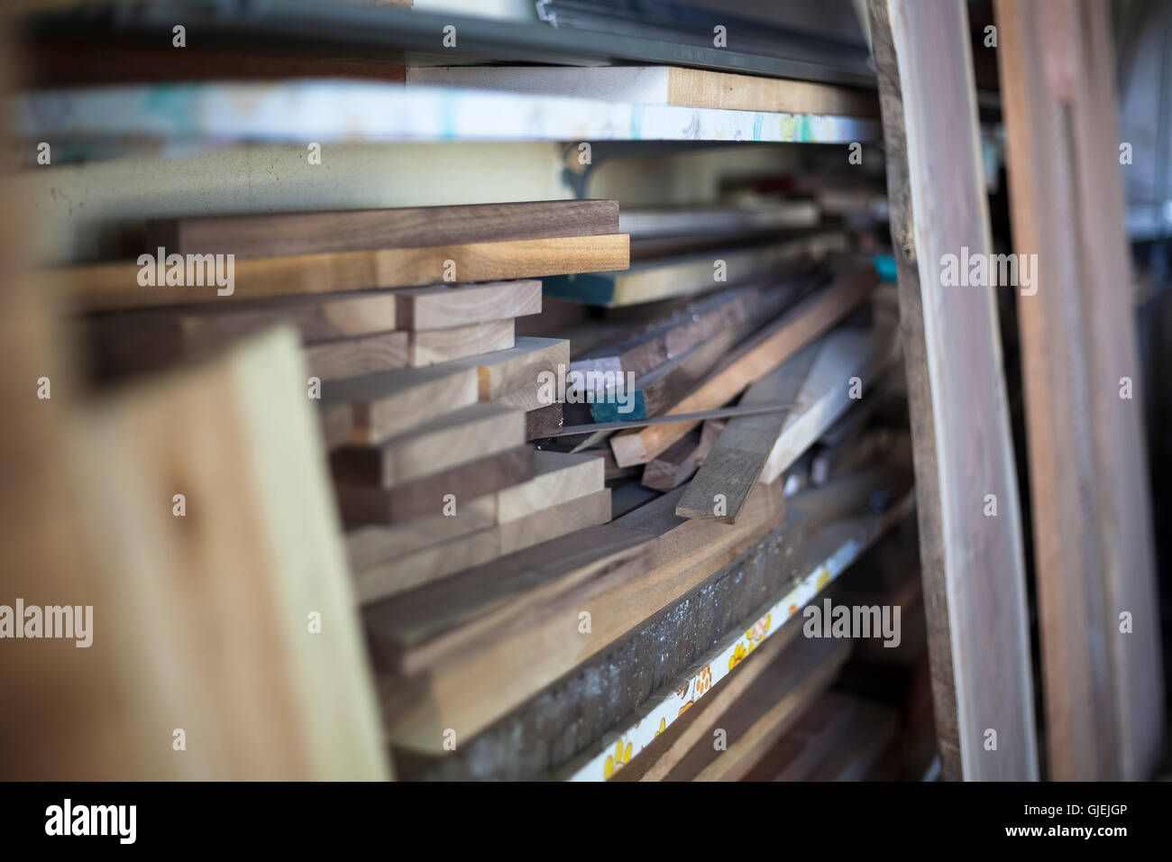 Legname lavorato viene accatastato e pronto per il falegname. Foto Stock