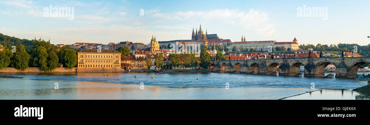 Panorama di Praga con il fiume Moldava in primo piano, Charles Bridge sulla destra e della Cattedrale di San Vito all'orizzonte. Città P Foto Stock