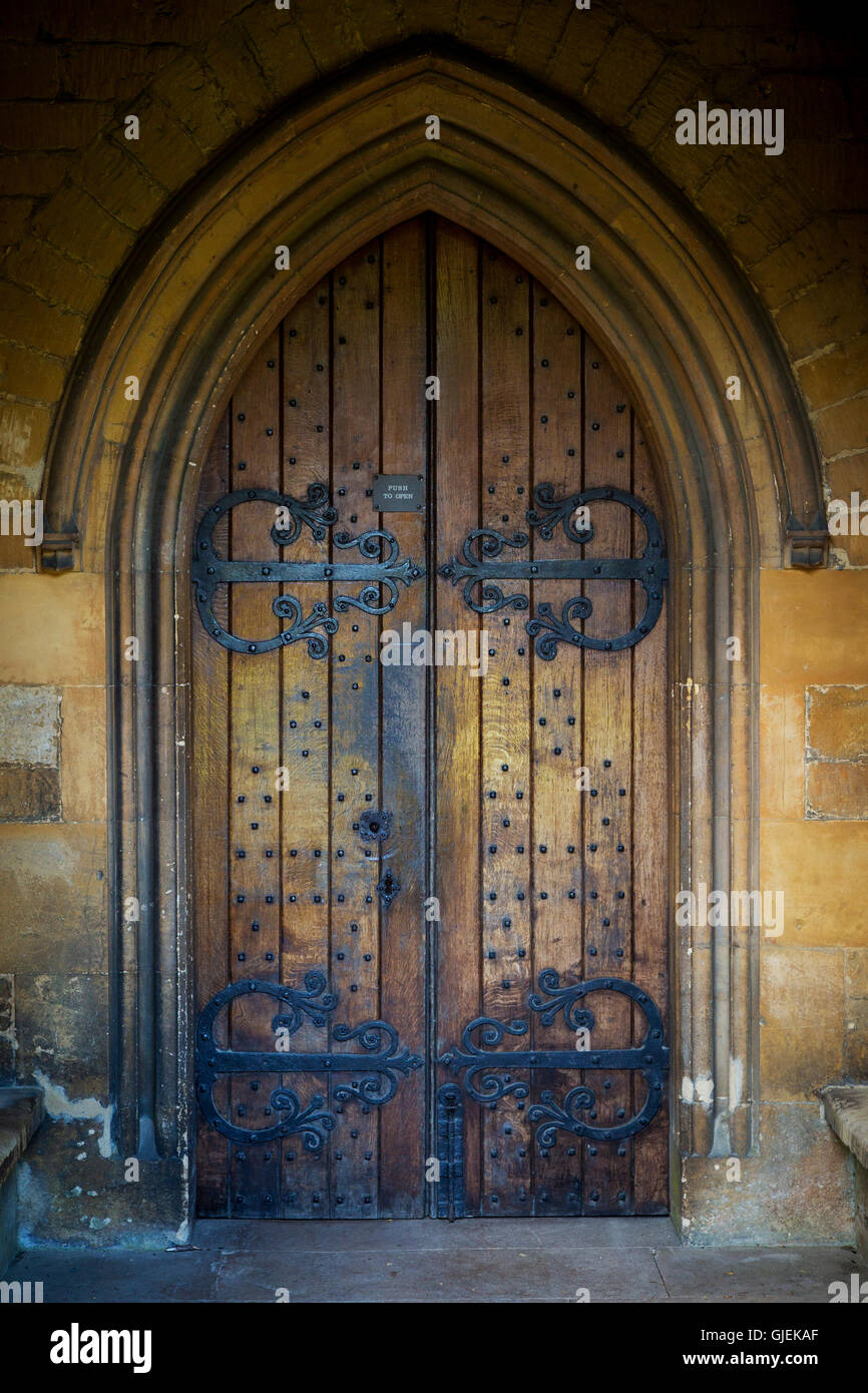 Porta di legno entrata a Saint Edwards Chiesa Parrocchiale, Stow-su-il-Wold, Gloucestershire, Inghilterra Foto Stock