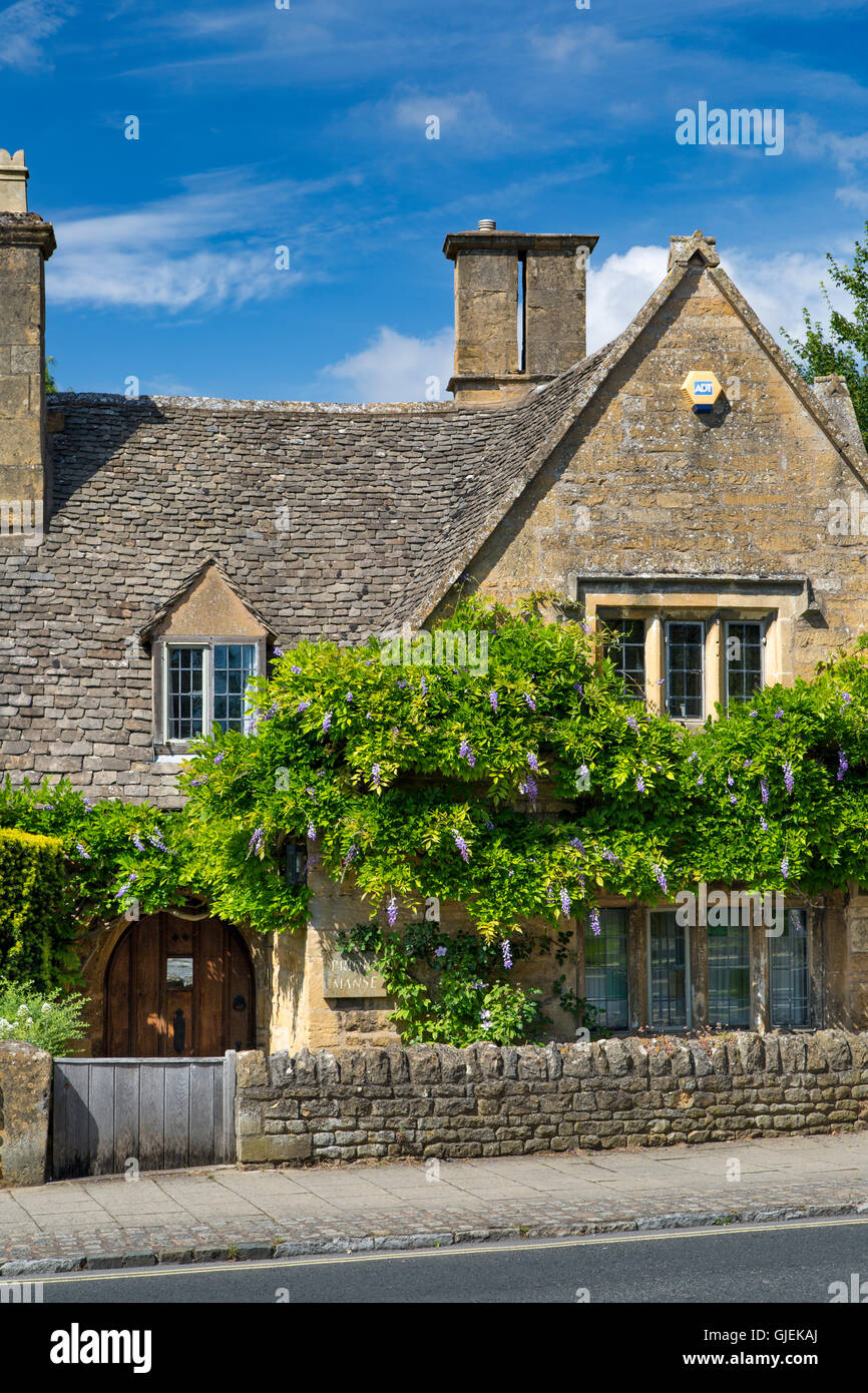 La Wisteria ha coperto la casa a Broadway, il Cotswolds, Inghilterra Foto Stock