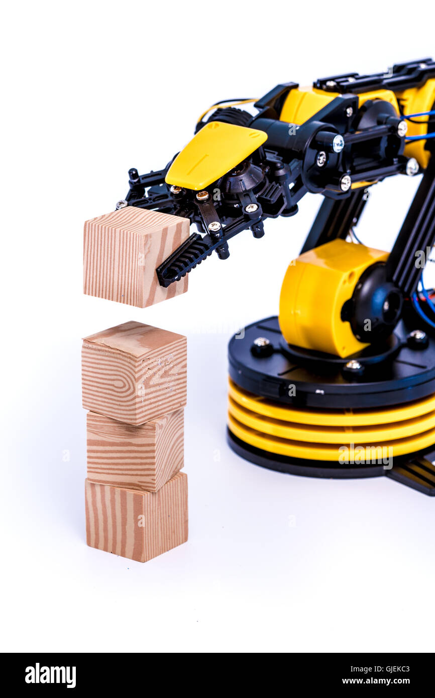 Modello di plastica di robotica industriale robot a braccio manipolatore con toy cubo Foto Stock