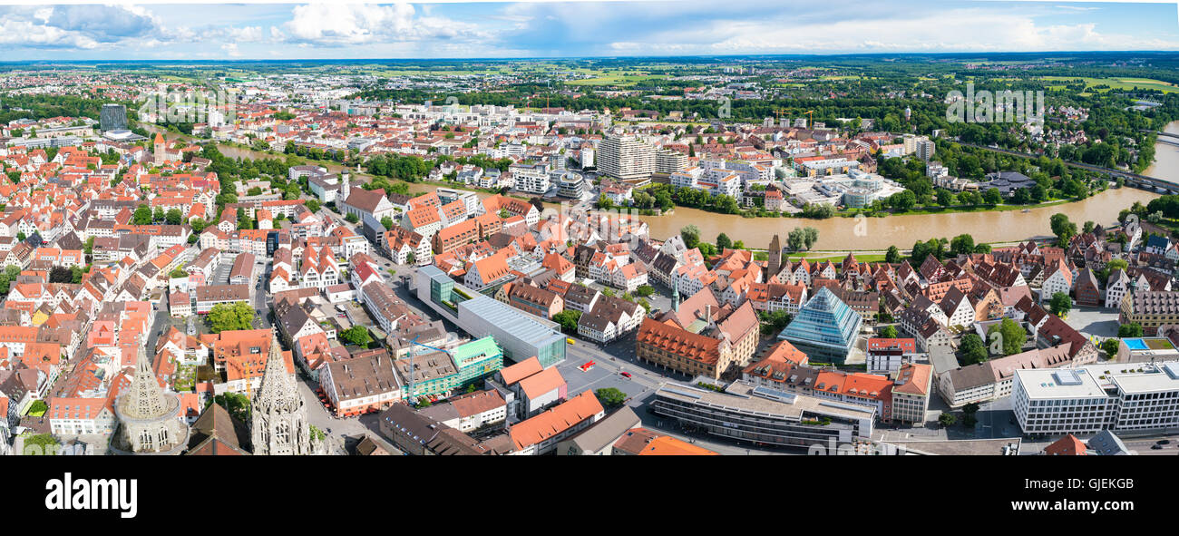 ULM, Germania - 18 giugno 2016: Ulm e fiume Danubio Bird view, Germania. Ulm è principalmente noto per avere il più alto chiesa in t Foto Stock