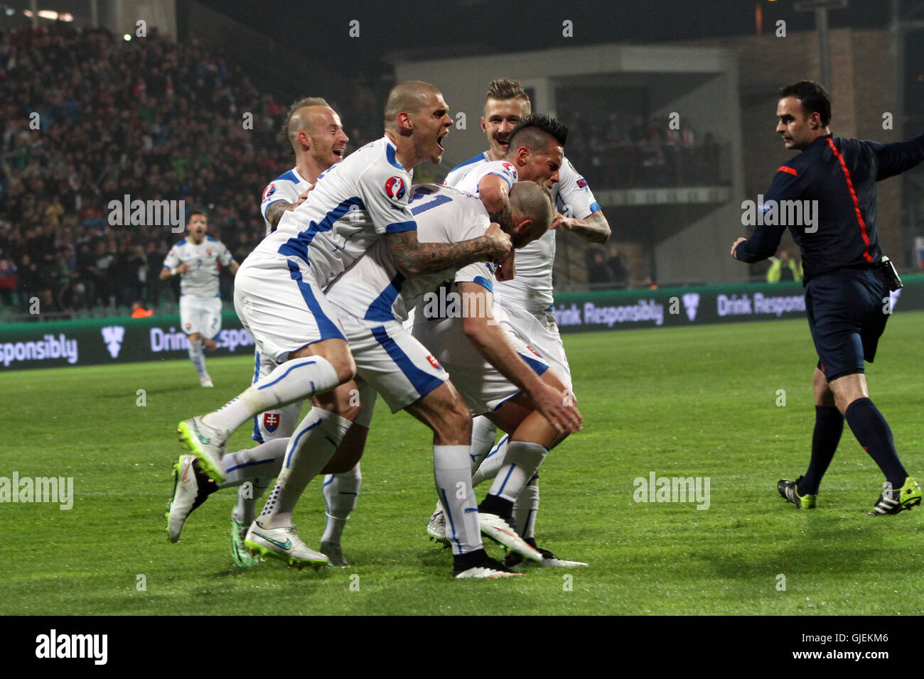 La Slovacchia i giocatori di celebrare il loro primo gol contro il Lussemburgo durante l'EURO 2016 il qualificatore Slovacchia vs Lussemburgo 3-0. Foto Stock