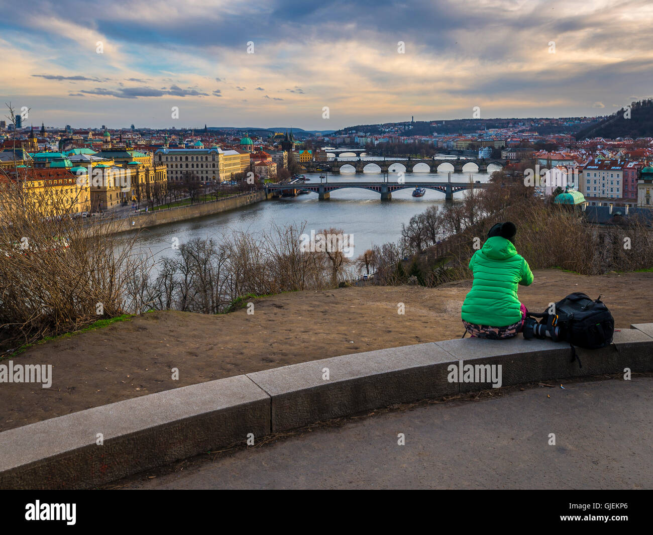 Un fotografo scatta foto di Praga di ponti Foto Stock