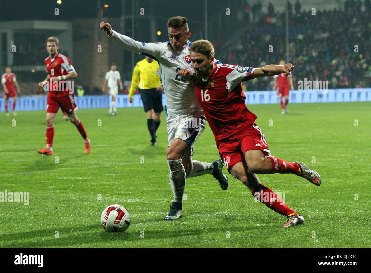 Riscontro slovacco Robert Mak (20) e difensore bielorusso Maksim Volodko (16) durante l'EURO 2016 il qualificatore Slovacchia vs Bielorussia 0-1. Foto Stock