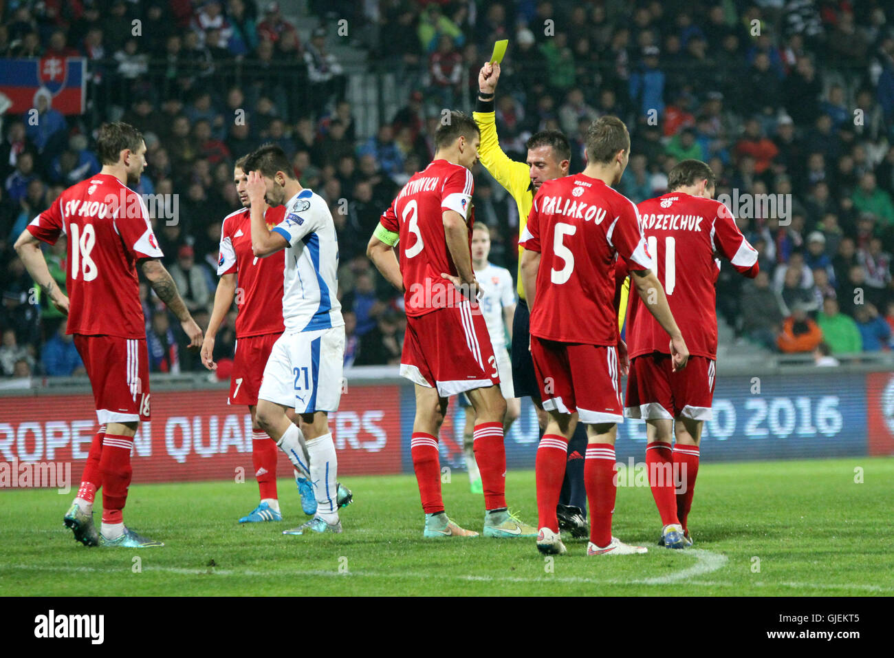Bielorusso Alexander Martynovich è mostrato un cartellino giallo da arbitro Göçek durante EURO 2016 il qualificatore Slovacchia vs Bielorussia 0-1. Foto Stock