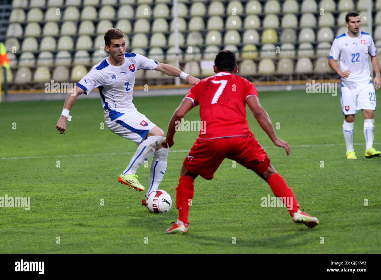 La Slovacchia Peter Pekarik (L) in azione con Malta il Clayton Failla (R) durante il cordiale partita di calcio della Slovacchia vs Malta 1-0. Foto Stock