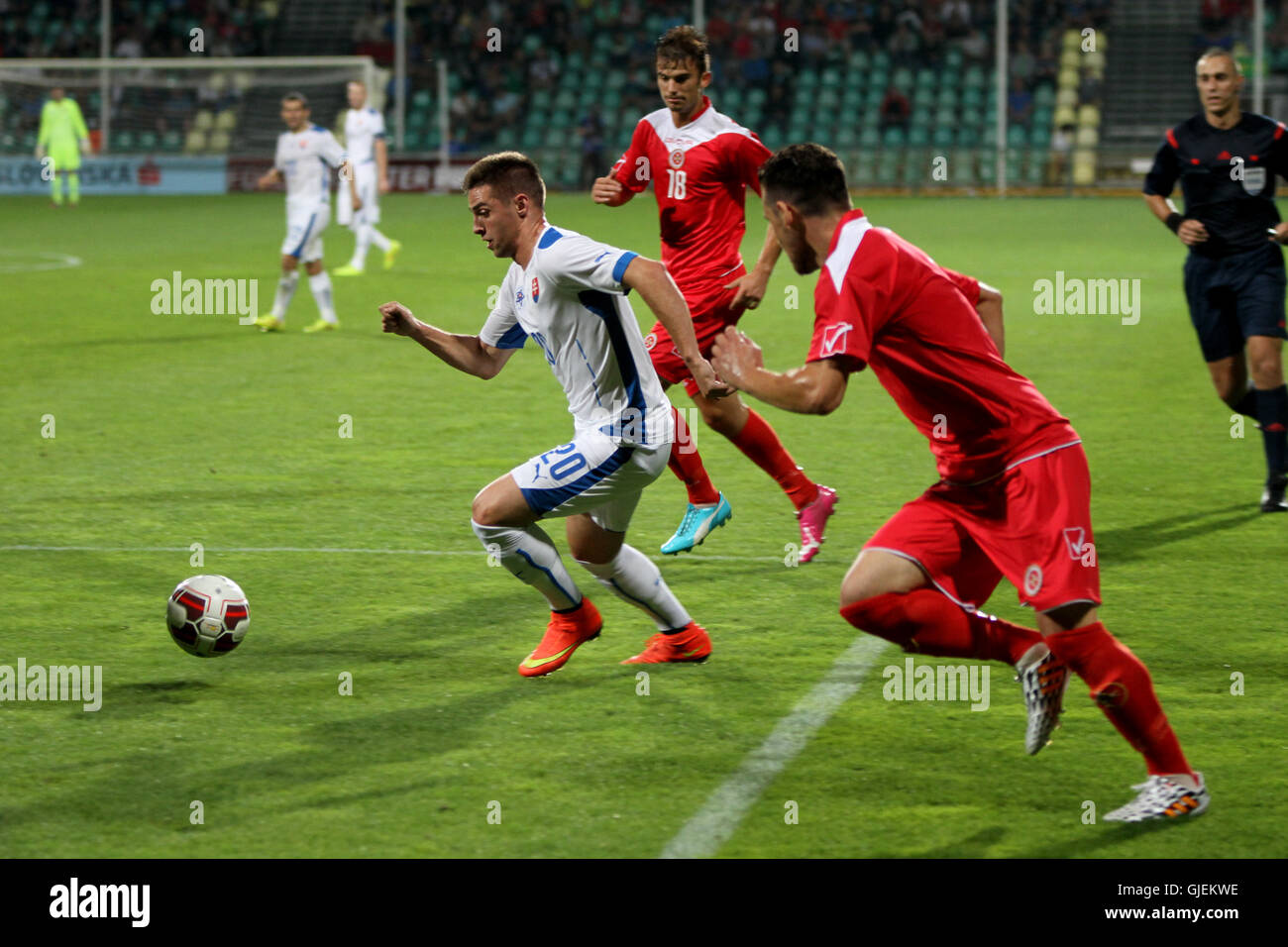 La Slovacchia Robert Mak (20) in azione con Malta difensori durante il cordiale partita di calcio della Slovacchia vs Malta 1-0. Foto Stock