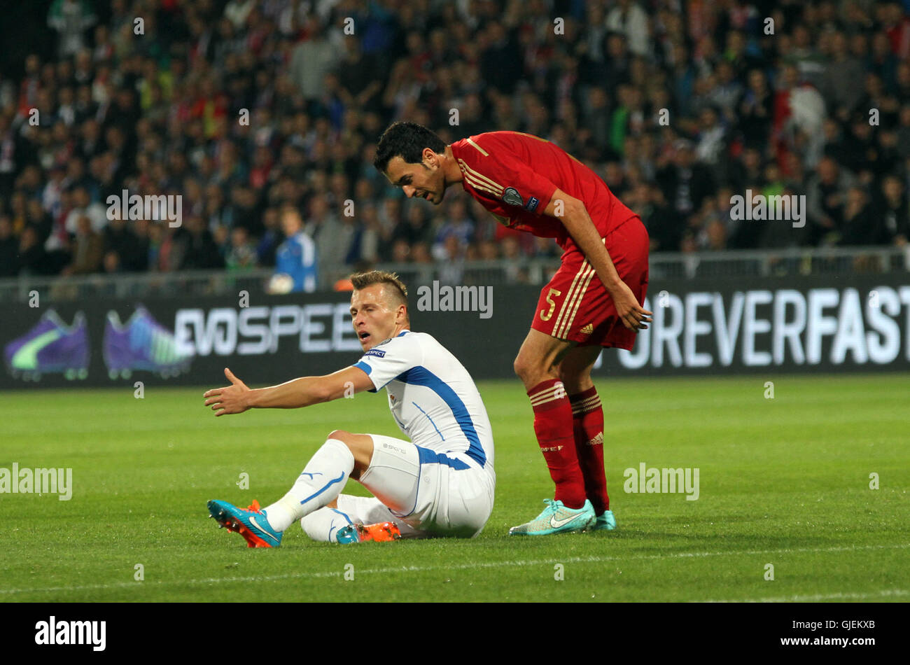 Jan Durica (sinistra) e Sergio Busquets (destra) sostenendo durante EURO 2016 qualificatore vs Slovacchia Spagna 2-1. Foto Stock