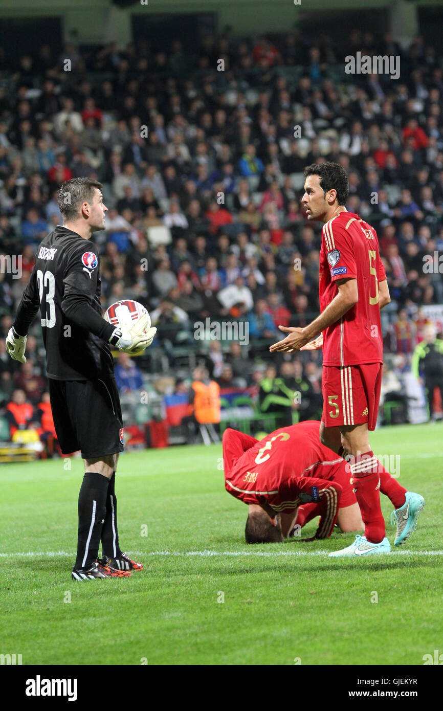 Matus Kozacik (sinistra), Gerard Pique (centro) e Sergio Busquets (a destra) durante EURO 2016 qualificatore vs Slovacchia Spagna 2-1. Foto Stock