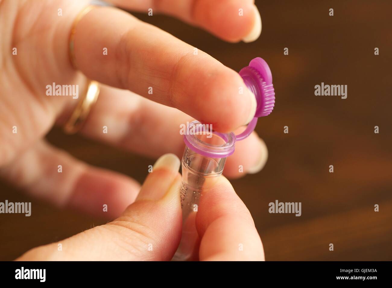 Disegno donna il proprio sangue per la posta fine esame del sangue. Foto Stock