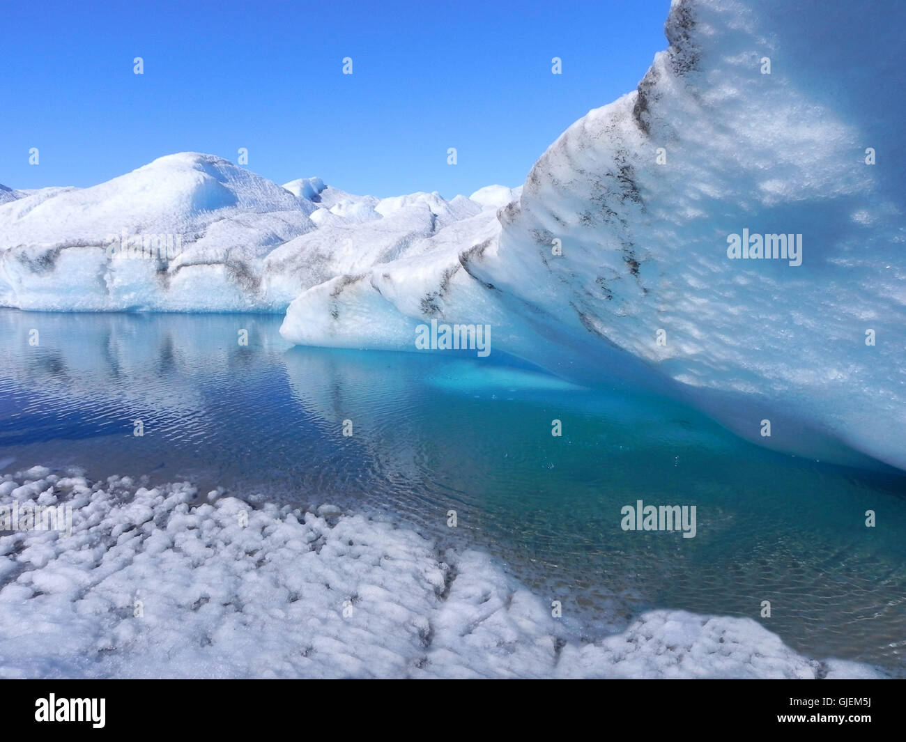 Ghiaccio fondente in Groenlandia - grotta di ghiaccio con acqua blu sulla lastra di ghiaccio interna Foto Stock