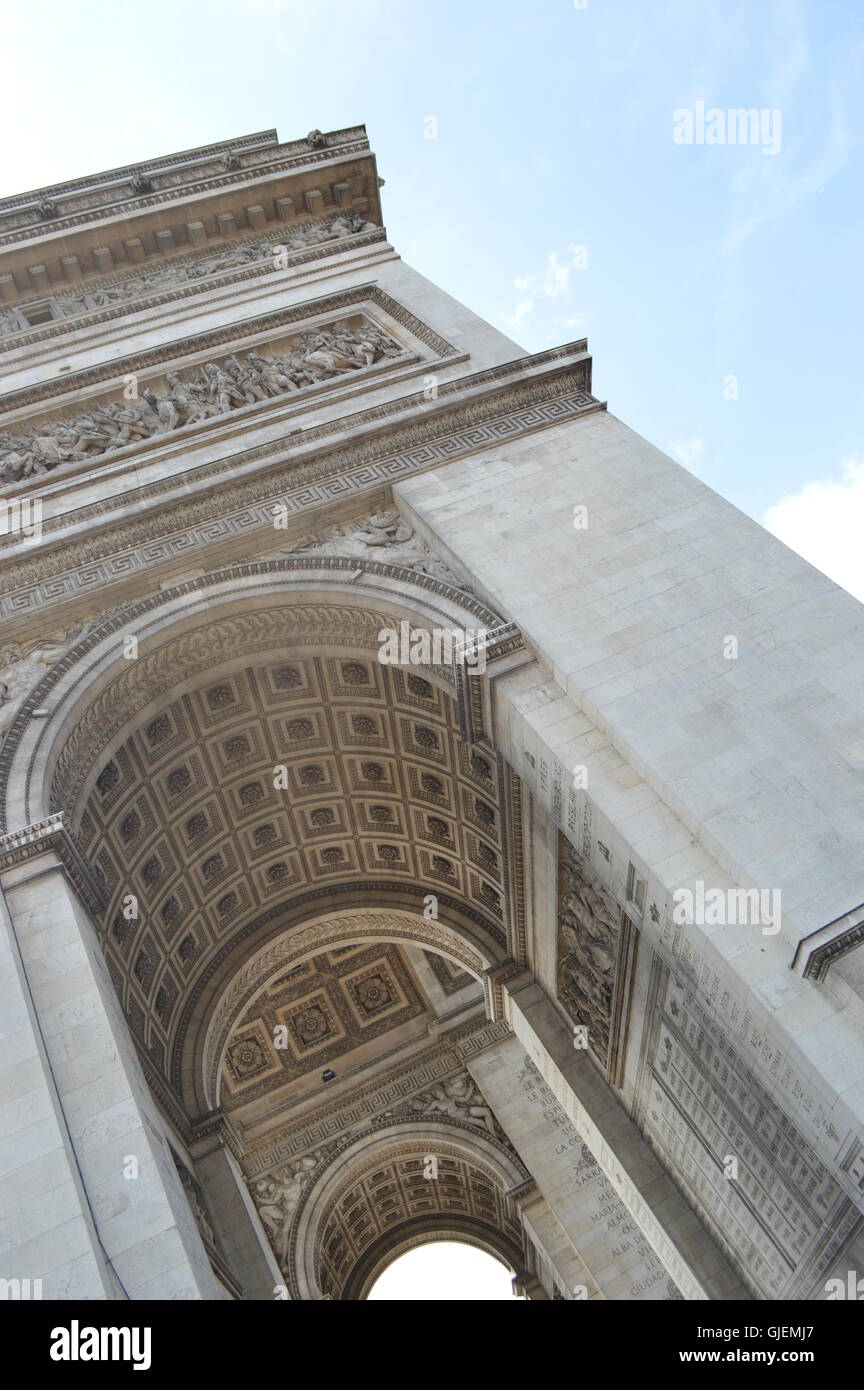 Arc La Triomphe-Paris. Una icona storica della Francia e un riferimento architettonico del passato, questo arco rappresenta la grandezza. Foto Stock