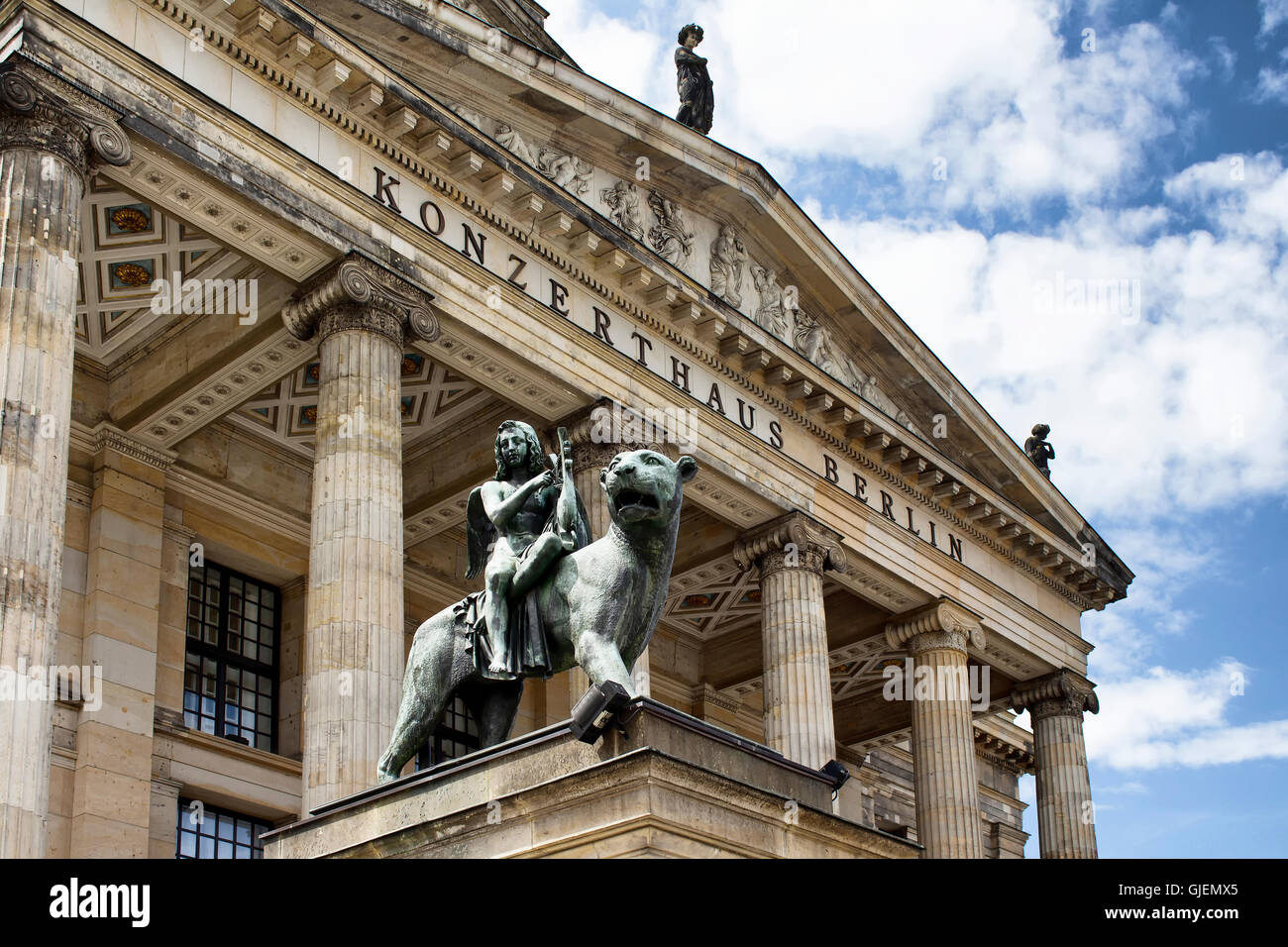 Statua che si trova nella parte anteriore del Konzerthaus (sala concerti) - Gendarmenmarkt Berlin Germania Foto Stock