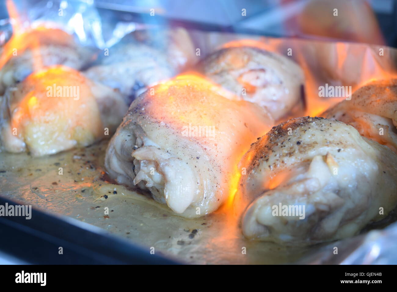 Pezzi grezzi di pollo in preparazione Foto Stock