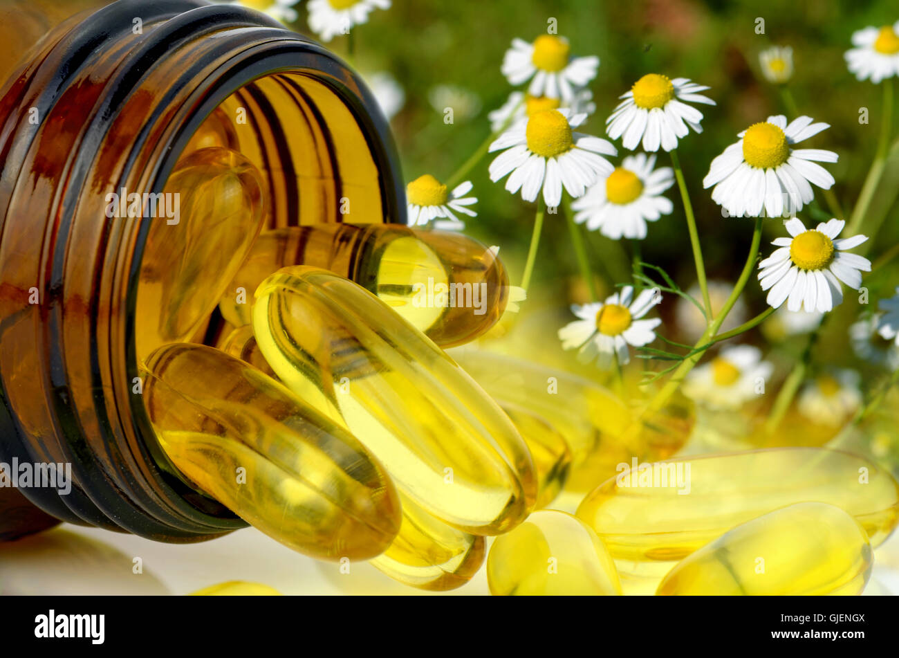 Giallo capsula di gelatina molle utilizzate nella produzione farmaceutica per contenere il farmaco oleoso e supplemento nutrizionale come la vitamina A, Foto Stock