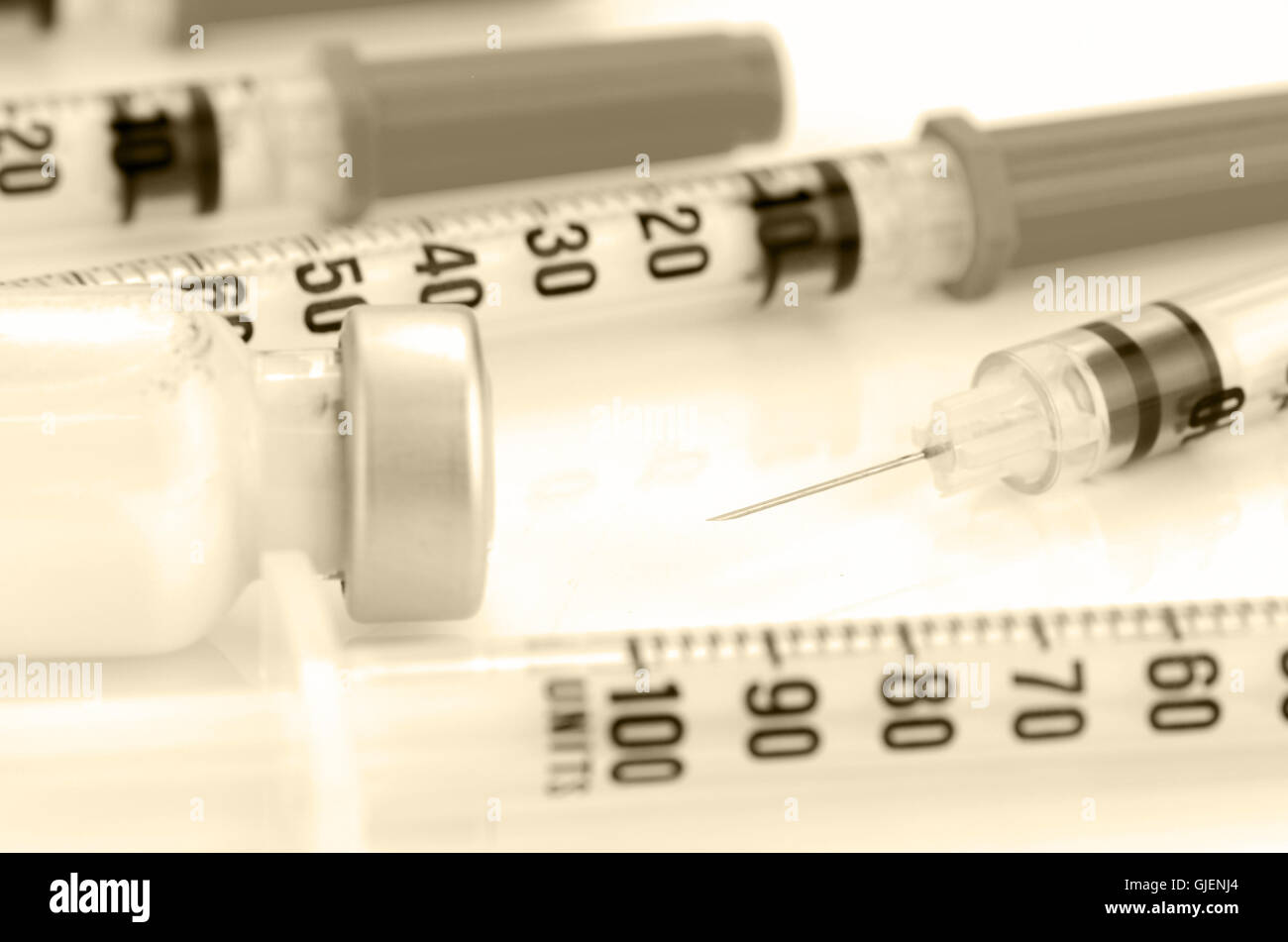 Iniezione Insuin e siringa da insulina con 29G. ago su sfondo bianco. Foto Stock