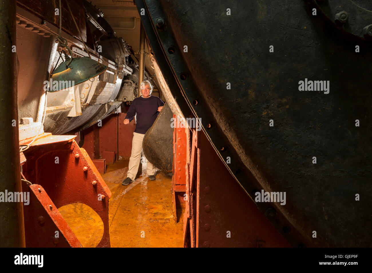 All'interno del vano motore sulla HMS Caroline, ormeggiata nel quartiere Titanic di Belfast Foto Stock