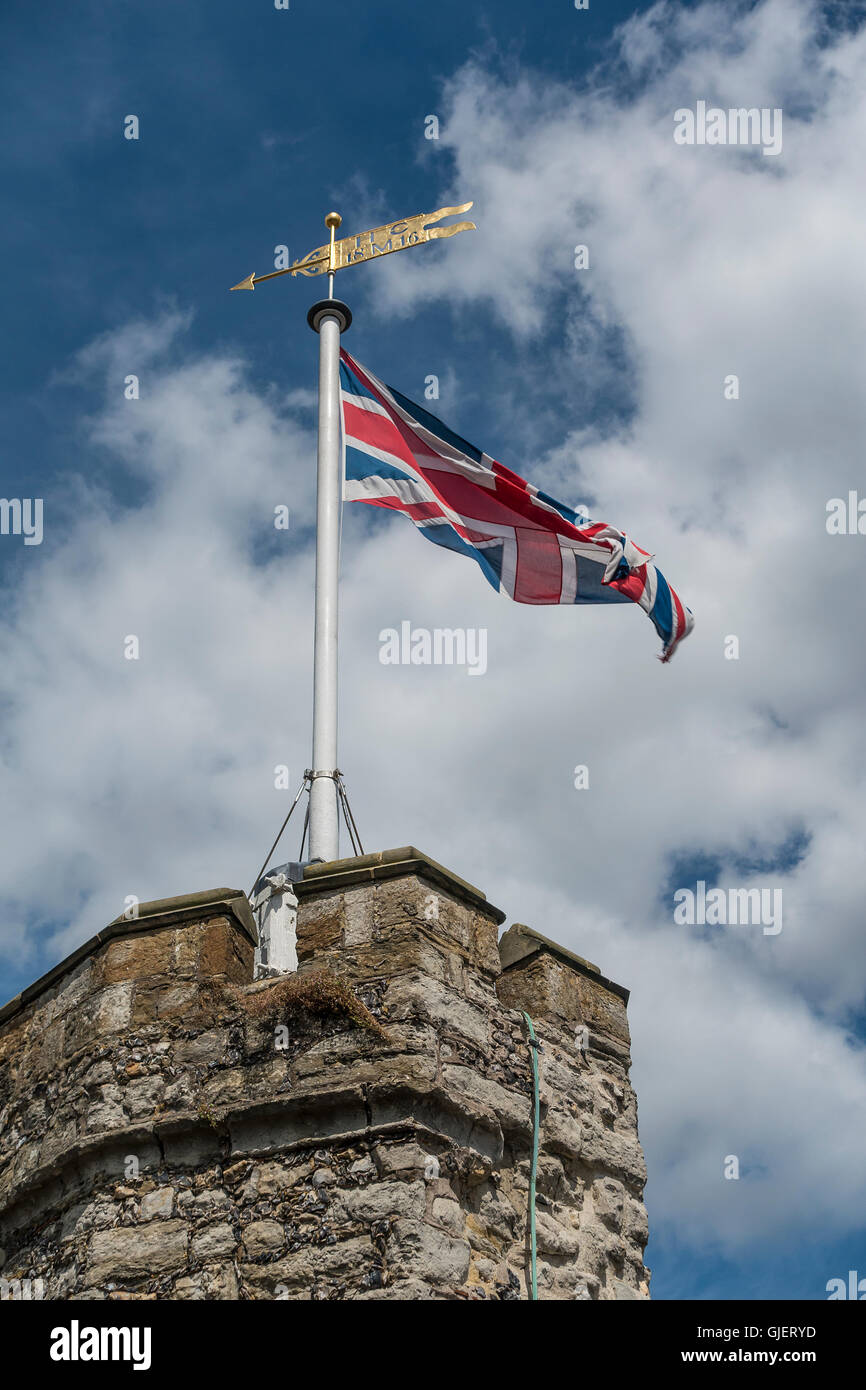 Union Jack Flag battenti in forte vento Foto Stock
