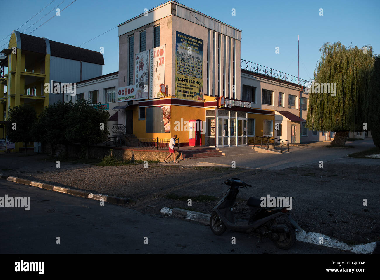 Un uomo cammina al centro della città di a Horodenka in Ucraina occidentale Foto Stock