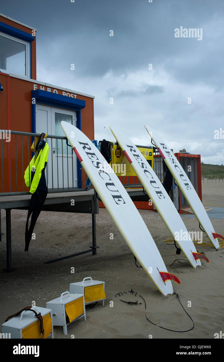 EHBO servizio salvataggio lookout con tavole da surf Foto Stock