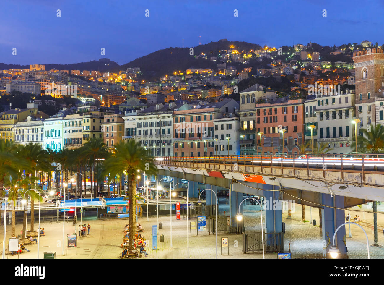 Città vecchia e l'autostrada di Genova di notte, Italia. Foto Stock