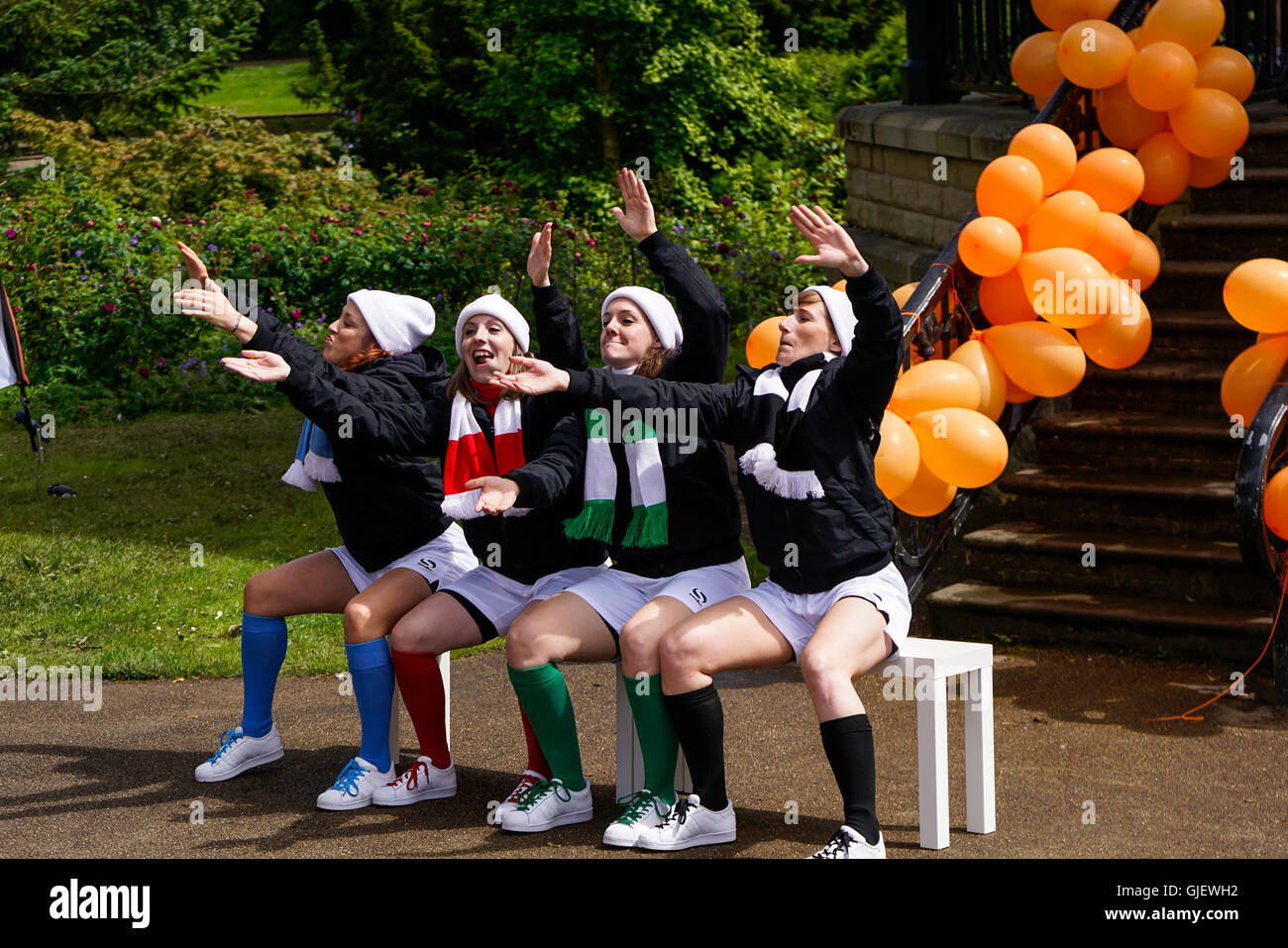 Un gruppo di ragazze di eseguire la routine di danza vestito in kit calcio in Buxton Peak District DERBYSHIRE REGNO UNITO Foto Stock