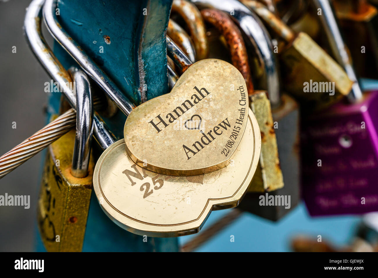 A forma di cuore con lucchetto messaggio inciso Derbyshire Inghilterra Foto Stock