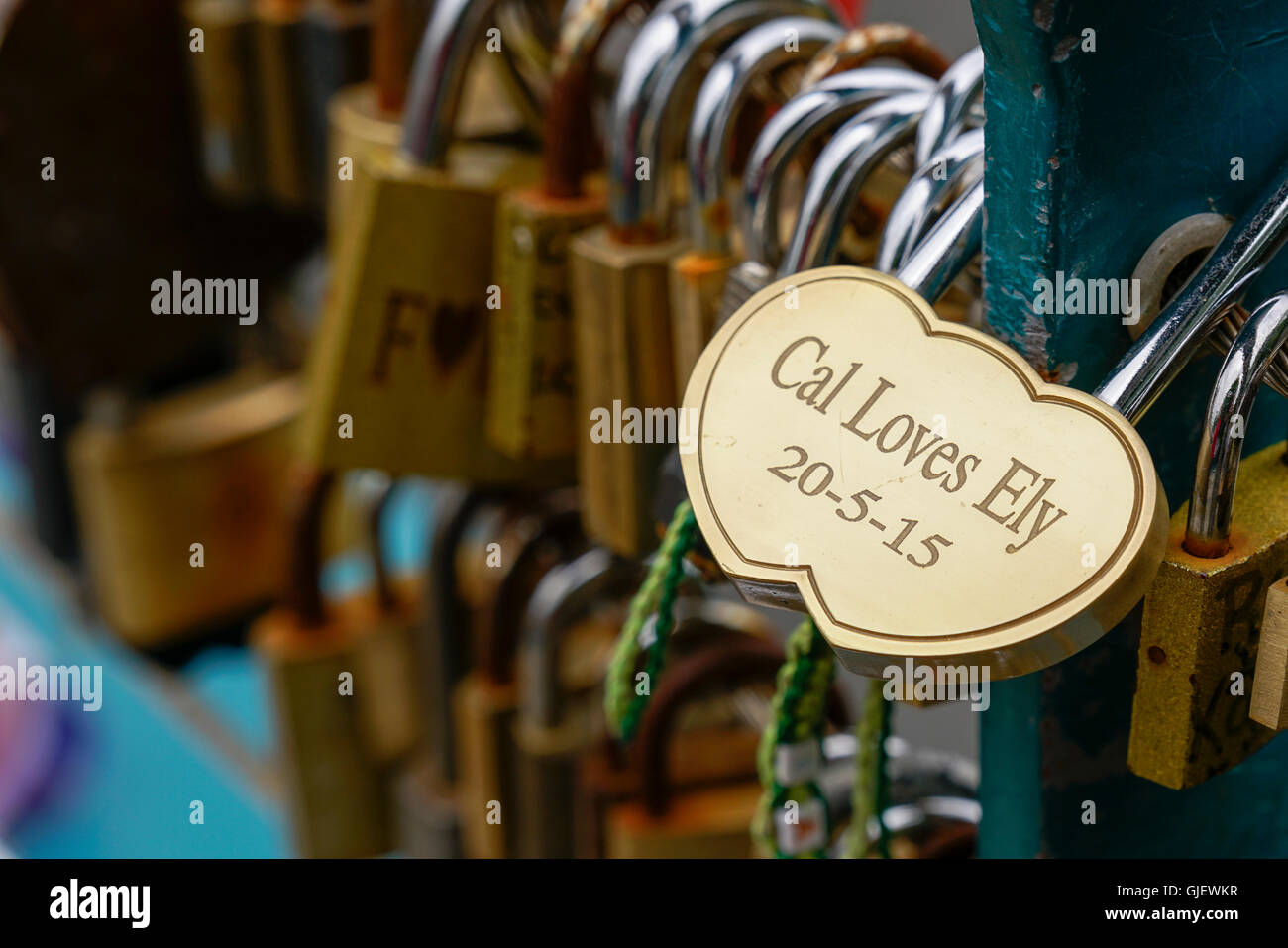 A forma di cuore con lucchetto messaggio inciso Derbyshire Inghilterra Foto Stock