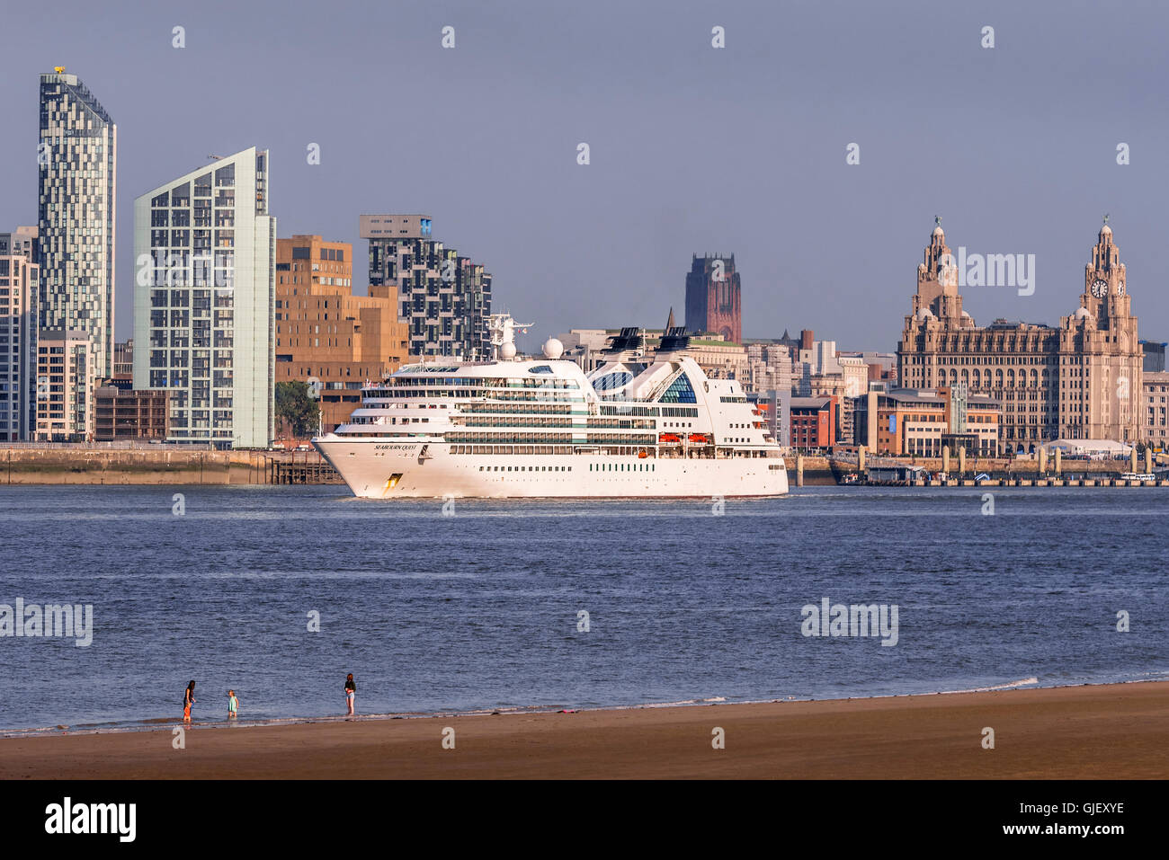 La nave da crociera Seabourn Ricerca lasciando Liverpool sul fiume Mersey. Foto Stock