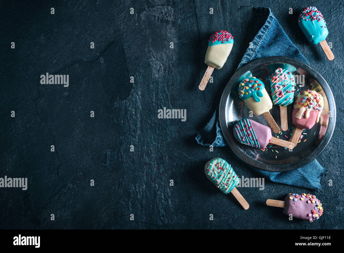 Torta dolce pop con gelato forma nella piastra,fuoco selettivo e uno spazio vuoto Foto Stock