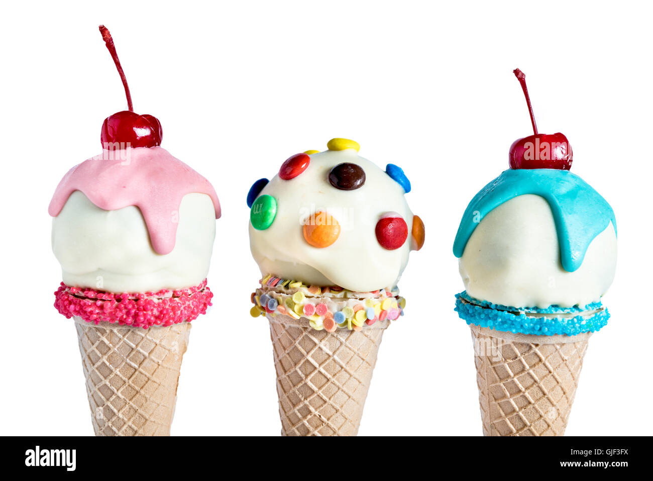 Cake pops gelati in coni,isolati su sfondo bianco Foto Stock