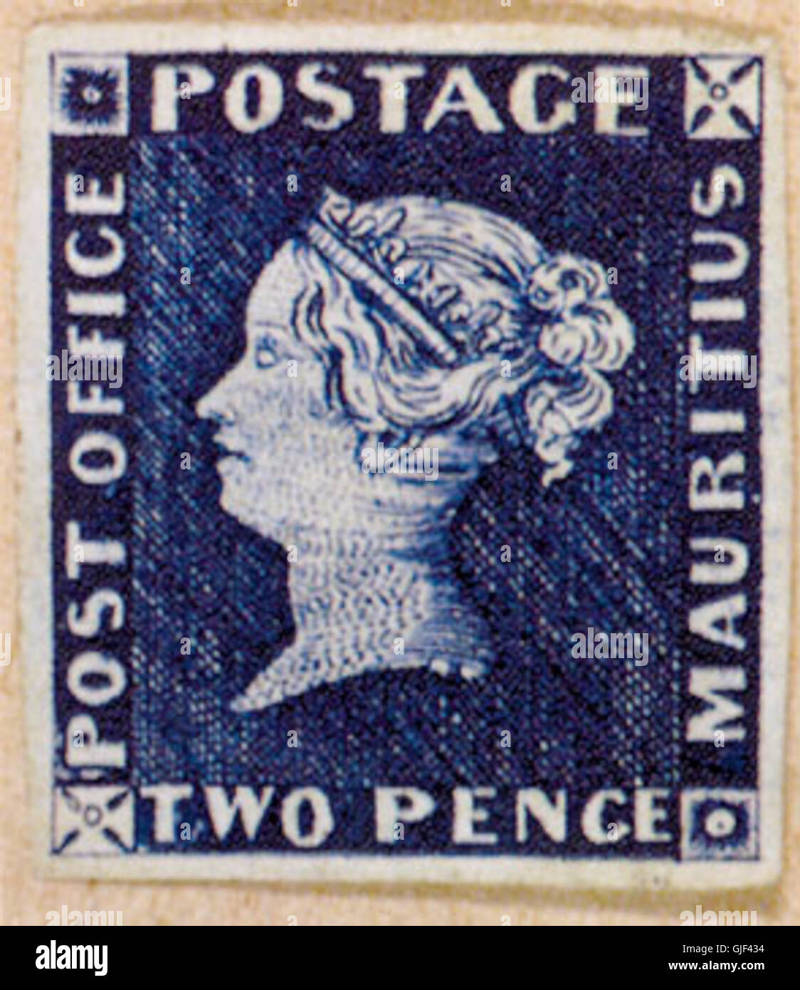 Il Two Pence Blue, emesso per la prima volta nel 1840, è uno dei primi francobolli britannici. Presenta un ritratto della regina Vittoria ed è notevole per il suo colore blu e il valore di due pence. Foto Stock
