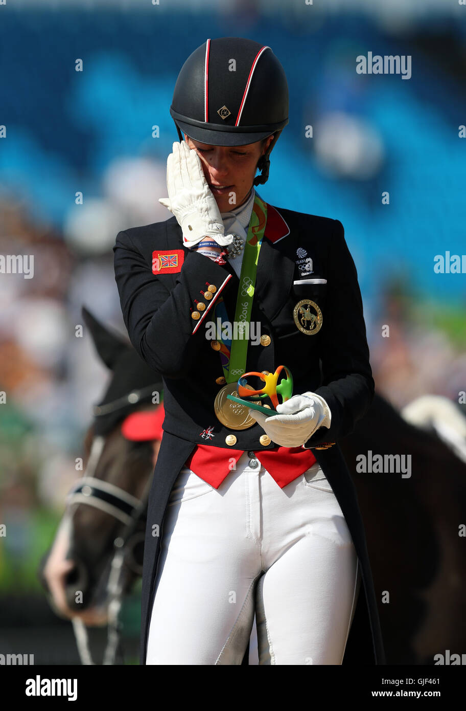 Gran Bretagna Charlotte Dujardin ha vinto una medaglia di oro nel dressage grand prix individuale freestyle al decimo giorno del Rio Giochi olimpici, Brasile. Foto Stock