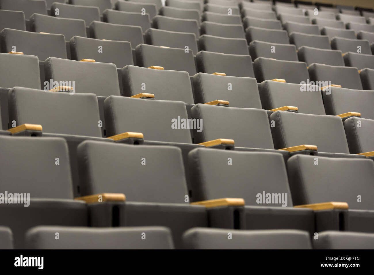Ci sono un sacco di posti vuoti nella sala conferenze. Foto Stock