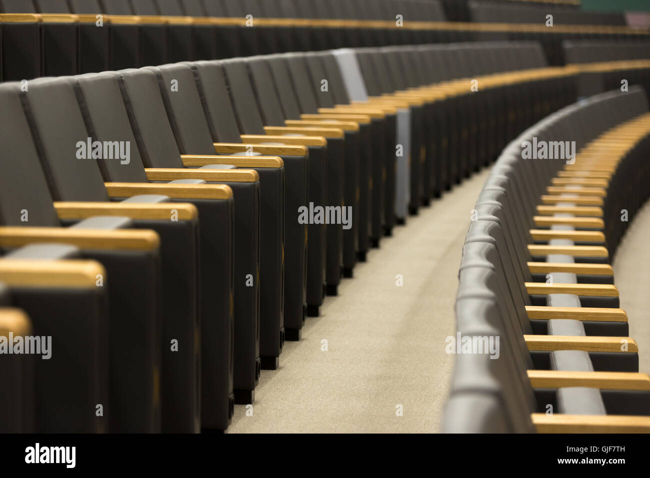 Ci sono un sacco di posti vuoti nella sala conferenze. Foto Stock