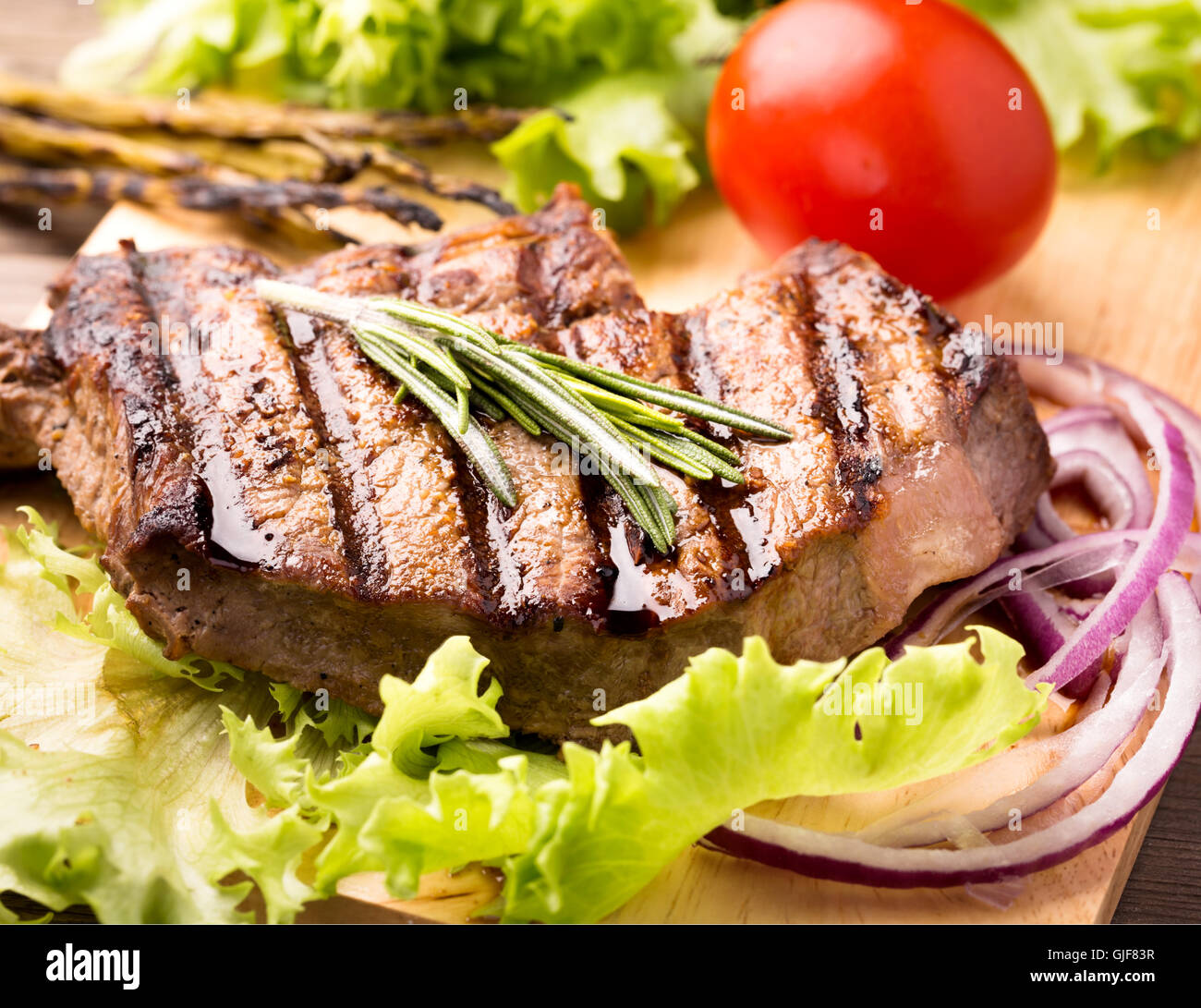 Bistecca di manzo con erbe fresche Foto Stock