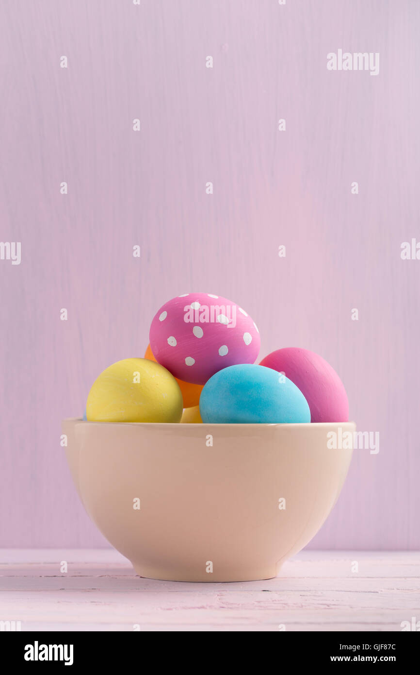 Le uova di pasqua su luce dipinta verticale di sfondo Foto Stock